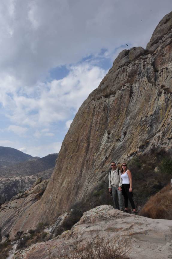 Caminhada na famosa Peña de Bernal, no México